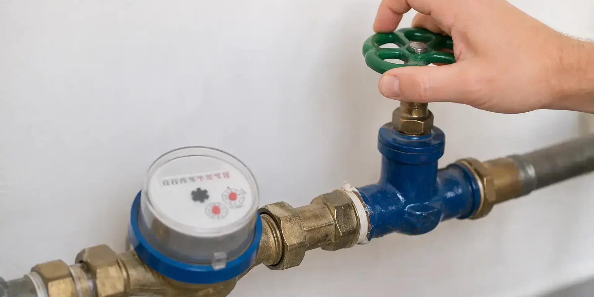 Intensivt skruvande på vattenmatarkonsol